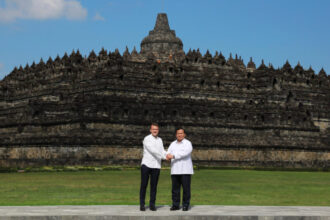 Presiden Prabowo Subianto dan Presiden Prancis Emmanuel Macron di Candi Borobudur (Dok. Istimewa)