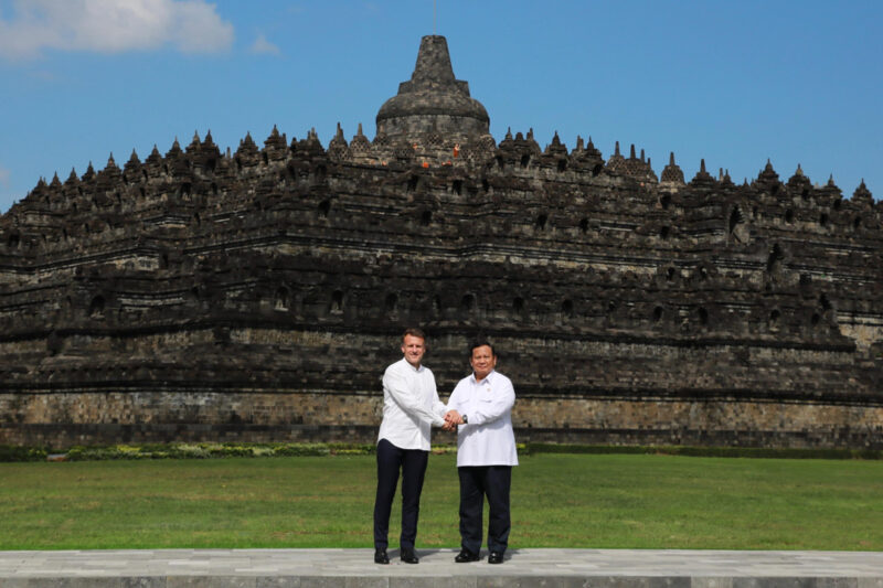Presiden Prabowo Subianto dan Presiden Prancis Emmanuel Macron di Candi Borobudur (Dok. Istimewa)