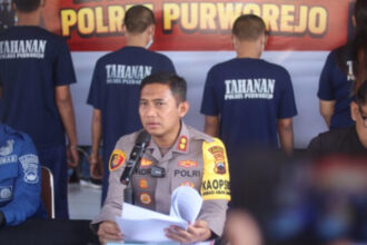 Polres Purworejo merilis kasus kekerasan penagihan utang oleh koperasi bodong KSP DJS, empat pelaku kini ditahan.