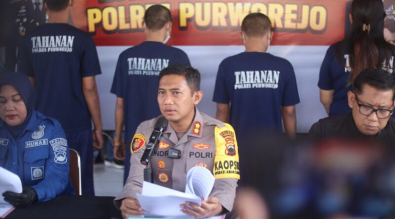 Polres Purworejo merilis kasus kekerasan penagihan utang oleh koperasi bodong KSP DJS, empat pelaku kini ditahan.