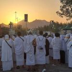 Jemaah haji Indonesia berdoa bersama di penghujung waktu wukuf di Arafah, Kamis (5-6-2025) (Dok. Istimewa)