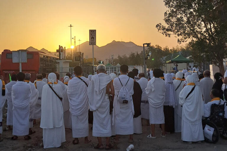 Jemaah haji Indonesia berdoa bersama di penghujung waktu wukuf di Arafah, Kamis (5-6-2025) (Dok. Istimewa)