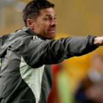 Legenda Jerman, Juergen Klinsmann, menilai Xabi Alonso akan menghadapi kesulitan taktis dalam mengatur dua superstar Real Madrid.