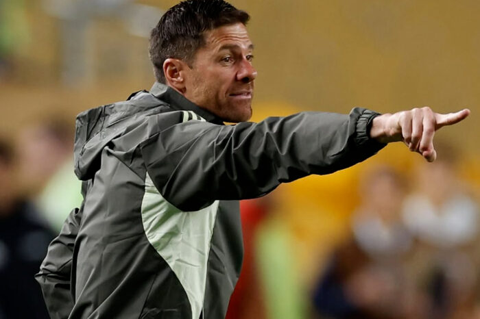 Legenda Jerman, Juergen Klinsmann, menilai Xabi Alonso akan menghadapi kesulitan taktis dalam mengatur dua superstar Real Madrid.