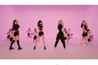 Teaser sinematik BLACKPINK untuk tur dunia Deadline hadirkan nuansa koboi, simbol keberuntungan, dan kejutan lagu baru di konser pembuka.