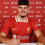Milos Kerkez resmi diperkenalkan sebagai penggawa baru Liverpool, usai menyelesaikan proses transfer dari Bournemouth pada bursa musim panas 2025.