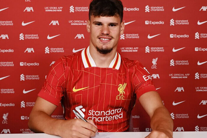 Milos Kerkez resmi diperkenalkan sebagai penggawa baru Liverpool, usai menyelesaikan proses transfer dari Bournemouth pada bursa musim panas 2025.