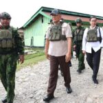 Menhan dan Menkeu mengenakan rompi antipeluru saat berada di Poskotis Yonif 733/Masariku, Papua, Sabtu (7/6/2025), dalam kunjungan kerja gabungan memperkuat stabilitas nasional.