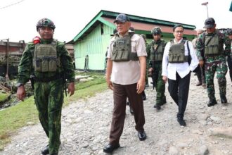 Menhan dan Menkeu mengenakan rompi antipeluru saat berada di Poskotis Yonif 733/Masariku, Papua, Sabtu (7/6/2025), dalam kunjungan kerja gabungan memperkuat stabilitas nasional.