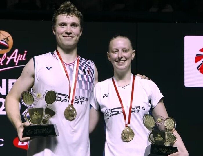 Thom Gicquel/Delphine Delrue rayakan gelar juara Indonesia Open 2025 setelah kalahkan unggulan Thailand dalam duel ganda campuran Super 1000.