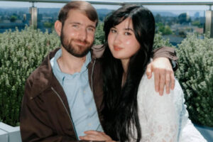 Penyanyi muda asal Indonesia, Stephanie Poetri, mengejutkan publik dengan pengumuman pernikahannya di panggung HITC Los Angeles 2025.