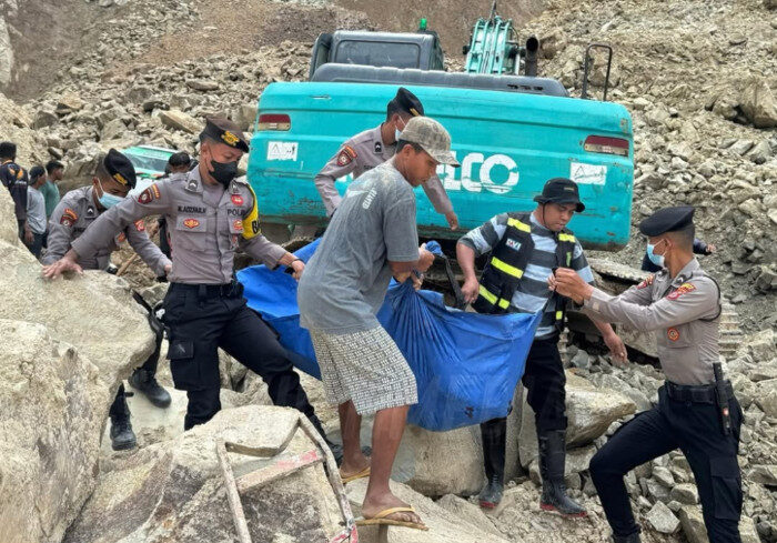 BNPB perpanjang status tanggap darurat longsor Cirebon hingga 6 Juni 2025, pencarian korban terus dilakukan dengan bantuan K9.