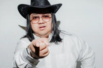 Gustiwiw semasa hidup dikenal sebagai sosok ceria dan berbakat di dunia musik serta penyiaran. Kepergiannya meninggalkan duka mendalam di kalangan artis dan penggemarnya.