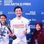 Pembalap kualifikasi posisi pole Jake Dennis dari Inggris dan tim Andretti Formula E menerima penghargaan Julius Baer Pole Position Award.