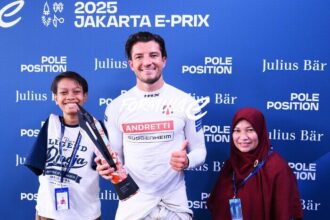 Pembalap kualifikasi posisi pole Jake Dennis dari Inggris dan tim Andretti Formula E menerima penghargaan Julius Baer Pole Position Award.