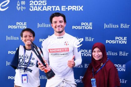 Pembalap kualifikasi posisi pole Jake Dennis dari Inggris dan tim Andretti Formula E menerima penghargaan Julius Baer Pole Position Award.