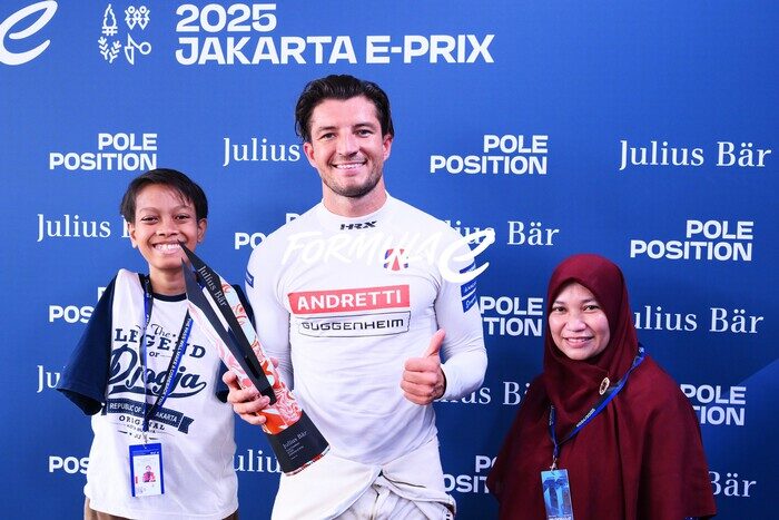 Pembalap kualifikasi posisi pole Jake Dennis dari Inggris dan tim Andretti Formula E menerima penghargaan Julius Baer Pole Position Award.