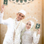 Setelah delapan tahun pacaran sejak masa SMA, bek Timnas Indonesia Rizky Ridho akhirnya menikahi Sendy Aulia dalam upacara tertutup yang berlangsung haru di Surabaya.