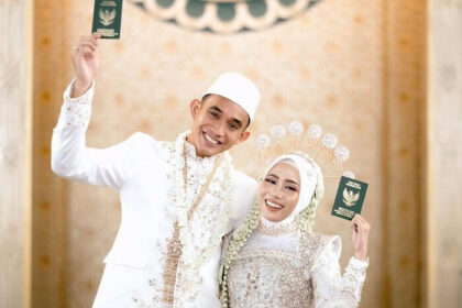 Setelah delapan tahun pacaran sejak masa SMA, bek Timnas Indonesia Rizky Ridho akhirnya menikahi Sendy Aulia dalam upacara tertutup yang berlangsung haru di Surabaya.