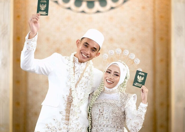 Setelah delapan tahun pacaran sejak masa SMA, bek Timnas Indonesia Rizky Ridho akhirnya menikahi Sendy Aulia dalam upacara tertutup yang berlangsung haru di Surabaya.