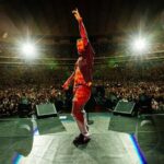 Adam Levine dan rekan-rekannya di Maroon 5 saat tampil dalam konser sebelumnya—kini bersiap merilis album ke-8 bertajuk Love Is Like pada Agustus 2025.