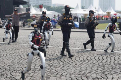 Robot-robot canggih siap tampil dalam HUT Bhayangkara ke-79 di Monas, Jakarta, 1 Juli 2025. (Foto: Humas Polri)
