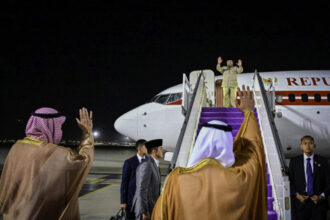 Presiden Prabowo Subianto dilepas secara resmi oleh Wakil Gubernur Mekkah di Bandara King Abdulaziz, Jeddah, Kamis (3/7/2025), usai kunjungan kenegaraan ke Arab Saudi.