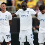 Sebelum peluit kick-off pertandingan antara Fluminense dan Al-Hilal untuk Piala Dunia Antarklub 2025, diadakan satu menit mengheningkan cipta untuk menghormati Diogo Jota dan kakaknya André Silva. Para pemain Portugal, João Cancelo (20) dan Rúben Neves (8), tak mampu menahan kesedihan mereka.