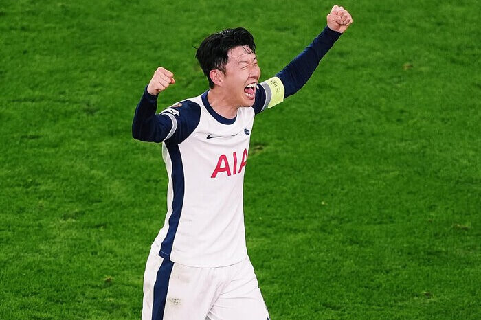 Thomas Frank dan Son Heung-min saat sesi latihan pramusim Tottenham. Masa depan sang kapten jadi perhatian jelang musim baru.