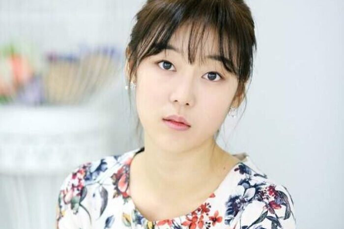 Kang Seo Ha tampil dalam adegan film Mangnaein. Ini menjadi proyek terakhirnya sebelum meninggal dunia pada 14 Juli 2025.