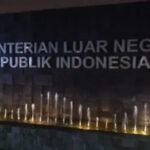 Diplomat muda Kementerian Luar Negeri, Arya Daru Pangayunan, ditemukan tewas mengenaskan di kamar indekosnya di kawasan Gondangdia, Jakarta Pusat. Dugaan pembunuhan mencuat setelah kepalanya ditemukan dalam kondisi dilakban. Kemlu menyerahkan penyelidikan penuh kepada pihak berwenang.