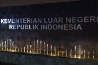 Diplomat muda Kementerian Luar Negeri, Arya Daru Pangayunan, ditemukan tewas mengenaskan di kamar indekosnya di kawasan Gondangdia, Jakarta Pusat. Dugaan pembunuhan mencuat setelah kepalanya ditemukan dalam kondisi dilakban. Kemlu menyerahkan penyelidikan penuh kepada pihak berwenang.