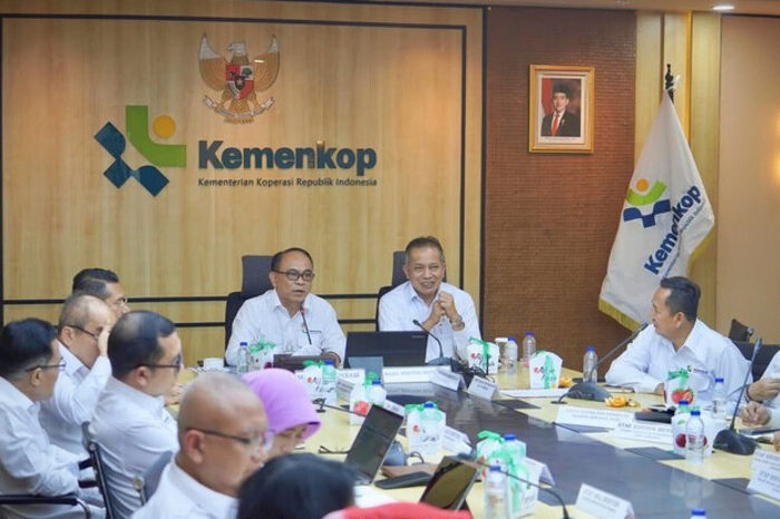 Menteri Koperasi Budi Arie Setiadi menilai 406 Kopdes Merah Putih di Kabupaten Pati sebagai langkah konkret menuju swasembada pangan nasional. Ia menekankan pentingnya fase lanjutan operasional dan penguatan SDM koperasi demi manfaat berkelanjutan bagi masyarakat desa.