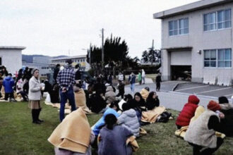 Warga Pulau Akuseki saat berlindung di sekolah pasca-gempa. Pemerintah mengimbau evakuasi sementara ke Kota Kagoshima.