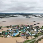 Korea Selatan dilanda bencana hujan ekstrem yang menyebabkan empat orang tewas dan ribuan warga mengungsi. Pemerintah memperingatkan potensi banjir dan longsor susulan, sementara Presiden Lee Jae Myung menyerukan perbaikan sistem mitigasi nasional.
