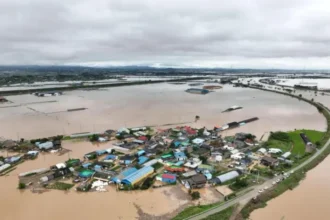 Korea Selatan dilanda bencana hujan ekstrem yang menyebabkan empat orang tewas dan ribuan warga mengungsi. Pemerintah memperingatkan potensi banjir dan longsor susulan, sementara Presiden Lee Jae Myung menyerukan perbaikan sistem mitigasi nasional.