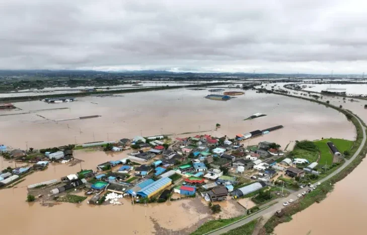 Korea Selatan dilanda bencana hujan ekstrem yang menyebabkan empat orang tewas dan ribuan warga mengungsi. Pemerintah memperingatkan potensi banjir dan longsor susulan, sementara Presiden Lee Jae Myung menyerukan perbaikan sistem mitigasi nasional.