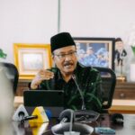 Menteri Sosial Saifullah Yusuf (Gus Ipul) memberikan keterangan perkembangan bansos triwulan II dalam konferensi pers di Kemensos, Jakarta, 1 Juli 2025.