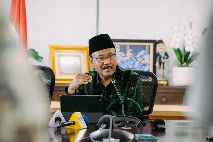 Menteri Sosial Saifullah Yusuf (Gus Ipul) memberikan keterangan perkembangan bansos triwulan II dalam konferensi pers di Kemensos, Jakarta, 1 Juli 2025.