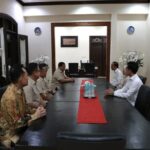 Presiden Prabowo Subianto berbincang bersama Presiden ke-7 Jokowi membahas strategi ekspor komoditas unggulan Indonesia di kediaman Jokowi, Surakarta.
