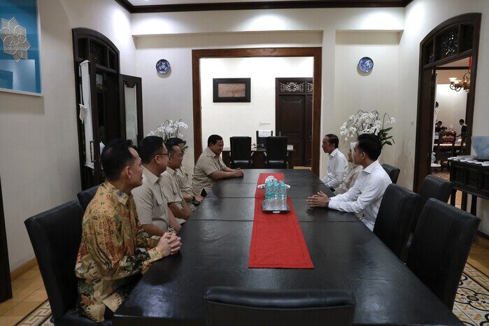 Presiden Prabowo Subianto berbincang bersama Presiden ke-7 Jokowi membahas strategi ekspor komoditas unggulan Indonesia di kediaman Jokowi, Surakarta.
