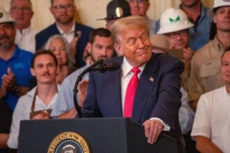 Presiden AS Donald Trump memicu kegelisahan dagang global dengan ancaman tarif tambahan, mempersulit negosiasi yang sudah berlangsung alot.
