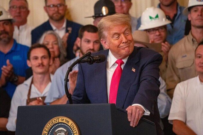 Presiden AS Donald Trump memicu kegelisahan dagang global dengan ancaman tarif tambahan, mempersulit negosiasi yang sudah berlangsung alot.