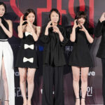 Drama Korea S Line yang diperankan Lee Soo Hyuk dan Lee Da Hee berhasil menggebrak dunia hiburan internasional setelah meraih penghargaan Best Music di Cannes Series 2025.
