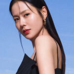 Drama Korea terbaru Netflix berjudul Variety siap mengungkap wajah lain dunia K-pop. Dibintangi Son Ye-jin dan Jo Yu-ri, serial ini akan menyelami ketegangan antara eksekutif hiburan dan penggemar. Sutradara Kim Yong-hoon siap hadirkan ketegangan khasnya.