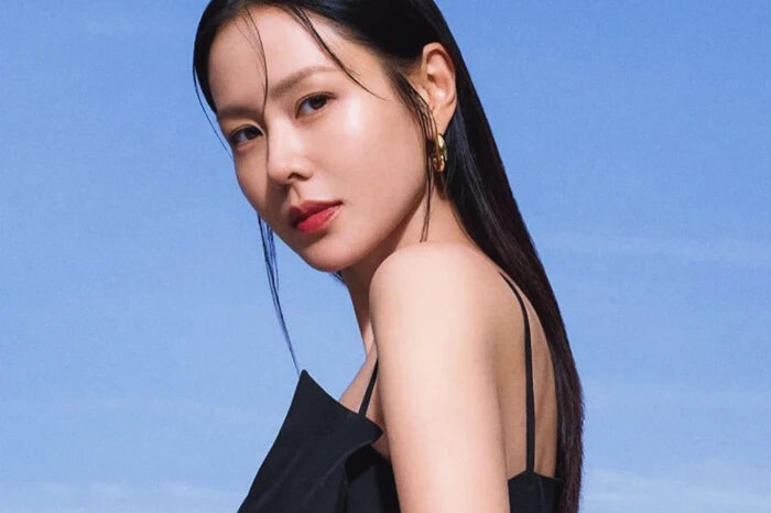 Drama Korea terbaru Netflix berjudul Variety siap mengungkap wajah lain dunia K-pop. Dibintangi Son Ye-jin dan Jo Yu-ri, serial ini akan menyelami ketegangan antara eksekutif hiburan dan penggemar. Sutradara Kim Yong-hoon siap hadirkan ketegangan khasnya.