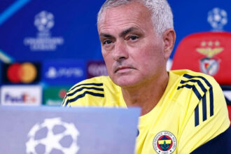 Jose Mourinho resmi didepak Fenerbahce setelah gagal membawa klub Turki itu lolos ke fase grup Liga Champions 2025/2026.