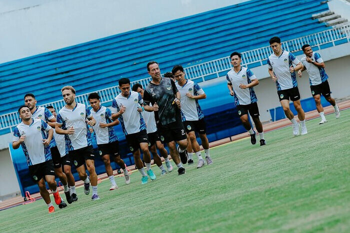 Pelatih PSIM Jean-Paul van Gastel memimpin sesi latihan pemain dalam uji coba tertutup melawan Barito Putera di Stadion Sultan Agung, Bantul.