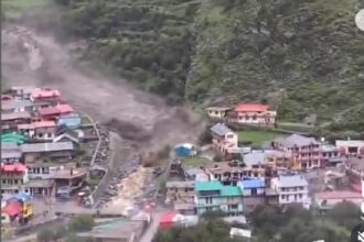 Banjir bandang besar menerjang Dharali, Uttarakhand, India, akibat hujan ekstrem mendadak. Sedikitnya empat tewas dan 100 orang hilang, termasuk delapan tentara. Proses evakuasi terkendala kondisi cuaca dan kerusakan infrastruktur.