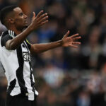 Alexander Isak tuntut hengkang dari Newcastle United setelah menuding klub ingkar janji, sementara Liverpool siap menawar hingga 110 juta pound.